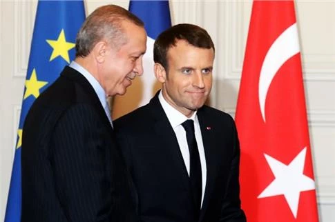 Η Τουρκία λέει «ψεύτη» τον Μακρόν και βγάζει «γλώσσα» στις ΗΠΑ